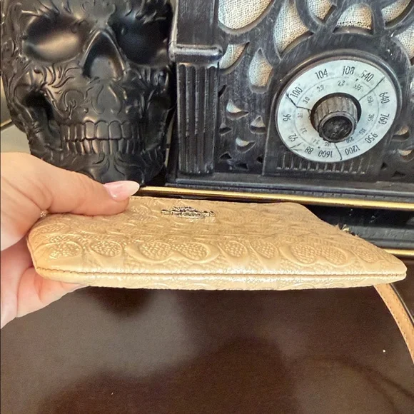 Coach Beige single zip Signature Embossed Wristlet wallet - Picture 3 of 5